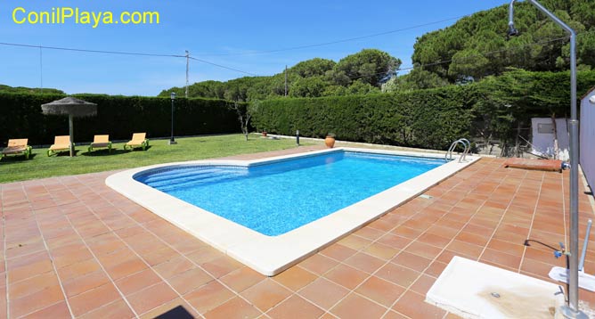 Ducha de la piscina. Al fondo el pinar de El Mayorazgo.