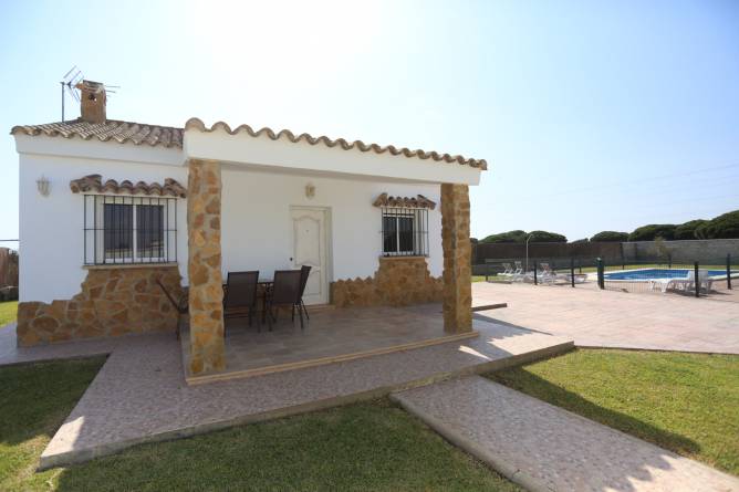 Vista frontal del chalet en Conil.