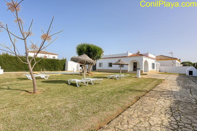 chalet conil jardin