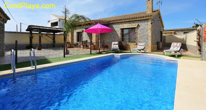 Chalet con piscina en Conil de la Frontera, en Barrio Nuevo.