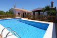 2 dormitorios,4 personas. Bonita casa con jardín cerca de la playa de Puntalejo y de Conil. Muy tranquila, piscina privada, barbacoa, merendero, porche. La cancela de entrada es automática y dispone de mando a distancia.
