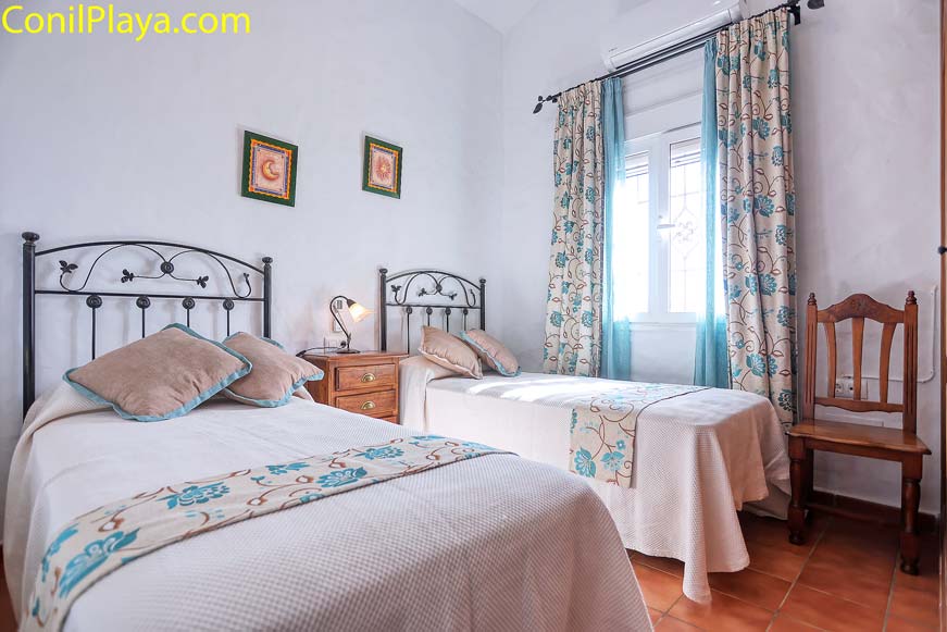 dormitorio con aire acondicionado