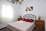 2 camas de matrimonio. Muy cerca de Conil, en las afueras, cerca del hotel Pradillo. Chalet con piscina privada. Aparcamiento en el interior de la parcela. Posibilidad de camas adicionales. Registrada en turismo capacidad para 11 personas
