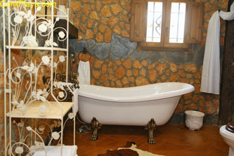Excelente chalet con piscina privada situado en una zona muy tranquila, ideal para descansar lejos de ruidos. 2 porches, amplio jardin, barbacoa. De calidad.
Chalet de 3 dormitorios y para 6 personas.