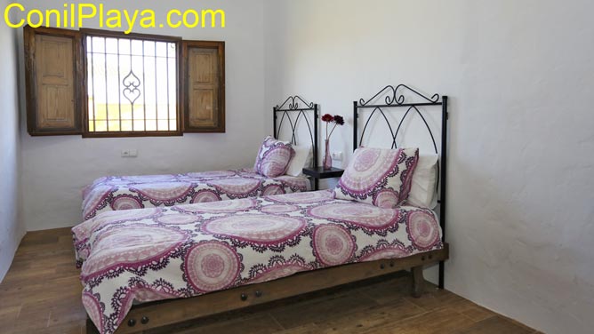 Dormitorio con 2 camas