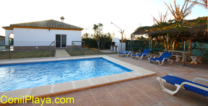 chalet y piscina