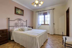 Chalet con piscina en la playa de la Fuente del Gallo, Conil. A 100 mts de la Playa. 2 dormitorios, cocina completamente equipada. Zona tranquila e ideal para descansar. Fácil aparcamiento.
capacidad para 4 personas