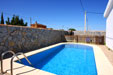 Casa con piscina en zona tranquila y cercana a la playa de El Puerco. Consta de 2 dormitorios con armarios empotrados y dispone de salón - cocina - comedor y un cuarto de baño. Cuenta con barbacoa.
capacidad para 4 personas