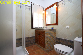 cuarto de baño con placa de ducha