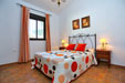 Tranquilo chalet en Roche Viejo, cerca de las calas de Conil, piscina, barbacoa, amplio jardín y con aparcamiento privado. La vivienda esta totalmente equipada. Consta de 2 dormitorios con armarios empotrados, cuarto de baño, cocina - comedor - salón.
Ver las fotos