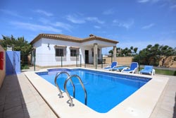 Alquiler de Chalet en Conil para 6 personas (max 6) Con piscina.