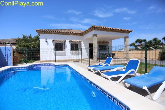 foto del chalet en Conil en alquiler con amplio jardin con césped