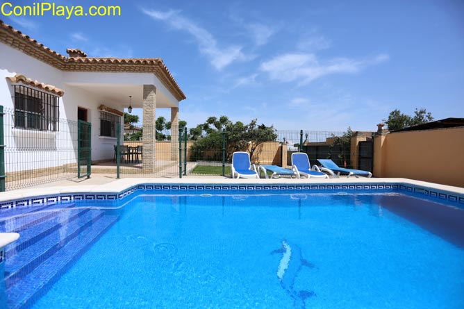 piscina del chalet en Conil