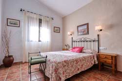 Chalet con piscina privada en la playa de la Fuente del Gallo, Conil. A 100 mts de la Playa. 3 dormitorios, cocina completamente equipada. Zona tranquila e ideal para descansar. Fácil aparcamiento.
capacidad para 4 personas