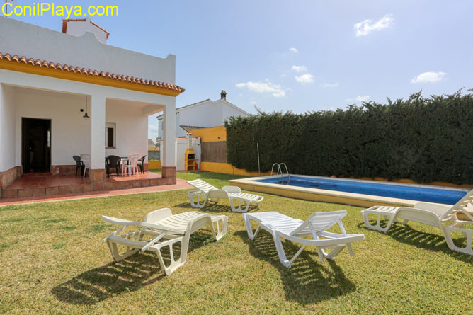 La Piscina del chalet con jardín