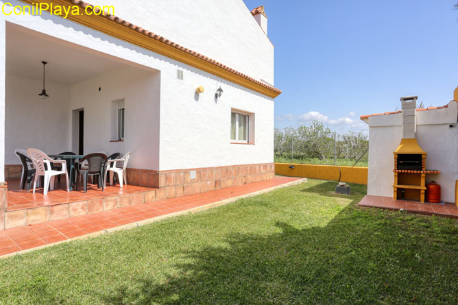 mesa junto a la barbacoa