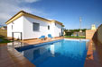 Chalet con piscina y jardín en Roche Viejo, Conil, en zona muy tranquila. Dispone de porche, barbacoa y wifi. Consta de 3 dormitorios y 2 baños. Cerca de las calas de Roche.
Chalets de 2 y 3 dormitorios en Roche Viejo, Conil