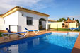 Chalet con amplio jardin privado, situado en una zona tranquila y bien comunicada. Ideal para visitar todas las calas de Conil. Dispone de porche con toldo, barbacoa, wifi gratis.
ver fotos