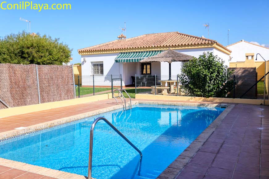 chalet en Conil con piscina