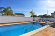 Chalet situado entre Conil y Chiclana, ideal para ir a la playa del Puerco, La Barrosa o Roche. wifi gratis. dispone de aire acondicionado.
Tiene 2 dormitorios, piscina y jardín.