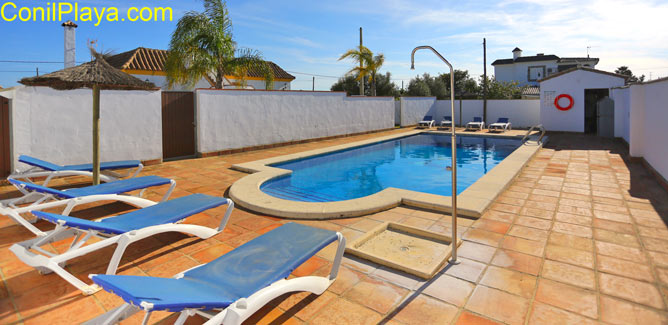 piscina y al fondo el chalet.