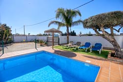 3 dormitorios,6 personas. Chalet con piscina privada situado a la entrada de Conil. Amplio jardin, barbacoa, merendero. 