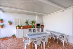 Chalet con piscina privada situado a la entrada de Conil. Amplio jardin, barbacoa, merendero.
Alquiler chalet de 3 dormitorios y para 6 personas.