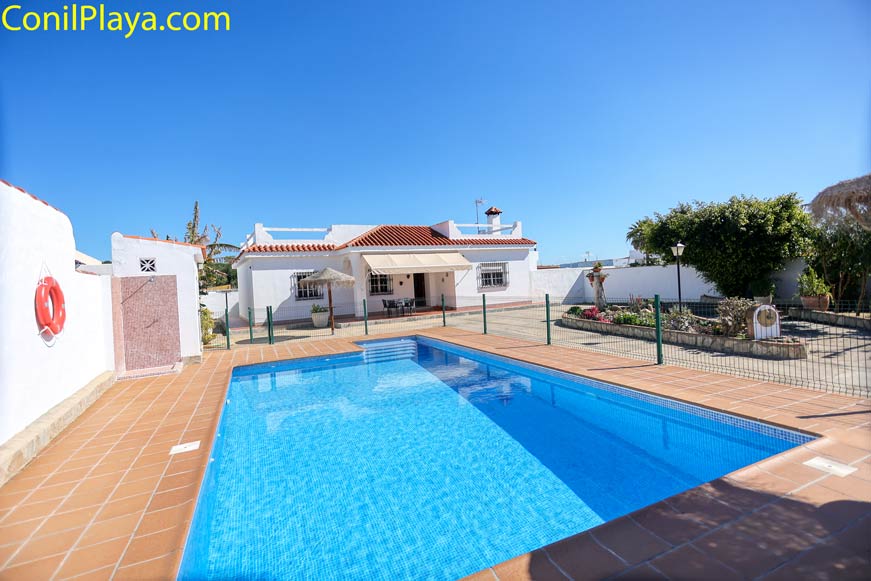 La piscina del chalet, al fondo, conil