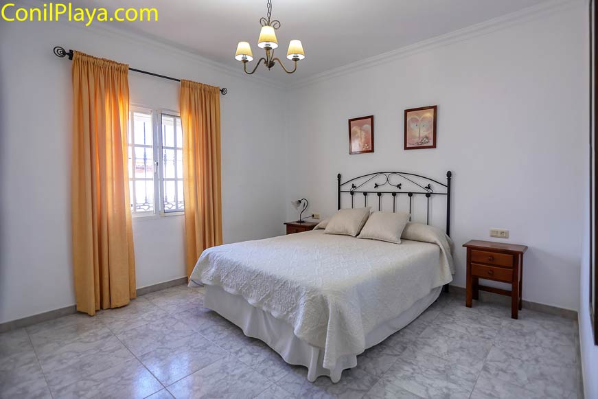 dormitorio principal con cama de matrimonio