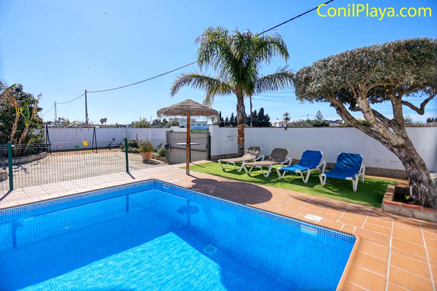 piscina tumbonas