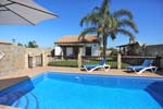 A 900 m de la playa Cala del Aceite y Cala Puntalejo. Piscina. en la carretera del puerto pesquero. Muy tranquila. amplio jardín, zona de barbacoa, piscina privada. Conexión a internet.
Ver las fotos