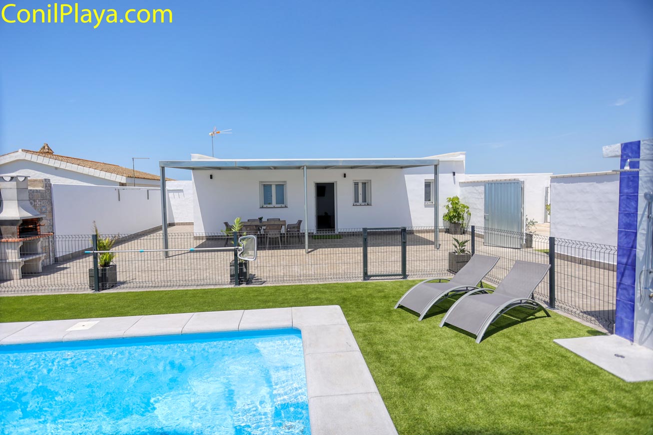 Piscina privada junto a terraza y barbacoa en chalet en Barrio Nuevo
