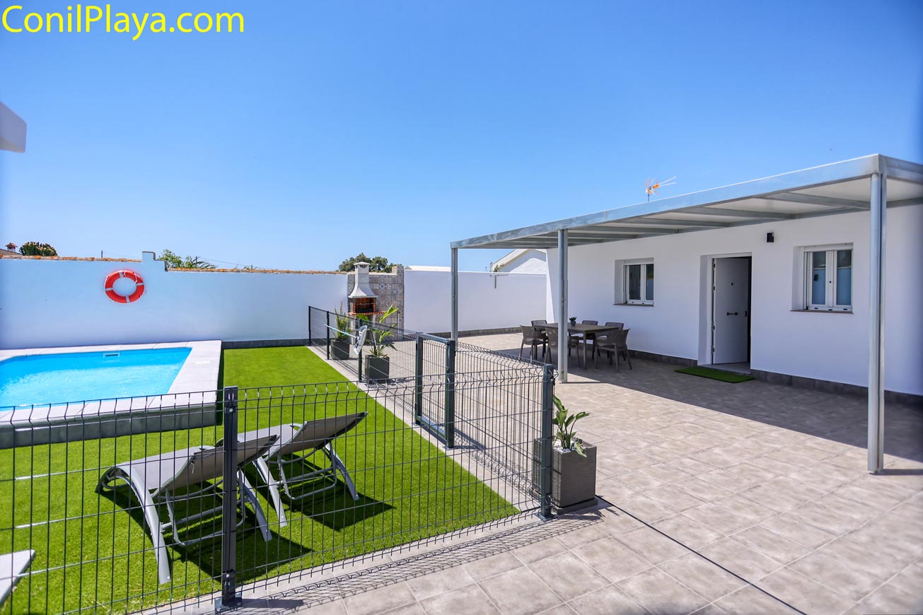 Piscina vallada junto a terraza amplia de casa en alquiler en Conil