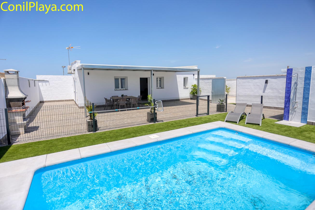 Zona exterior de la casa con piscina privada y escalones visibles