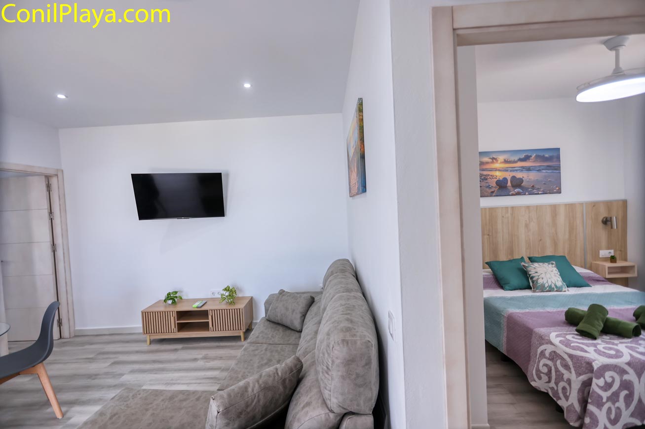 Vista desde el salón hacia el dormitorio con decoración moderna