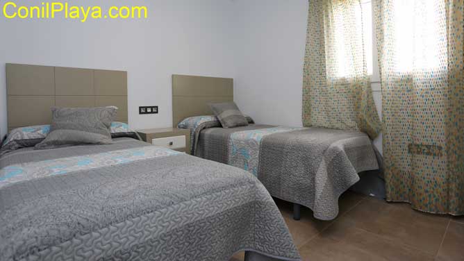 dormitorio con 2 camas individuales