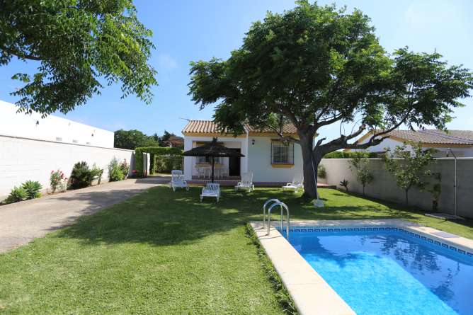 chalet conil piscina