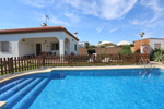 3 dormitorios,6 personas. Chalet con amplio jardín, barbacoa y piscina privada situada en zona cercana a las calas de Conil. Cerca de la Cala del Puntalejo y Cala del Aceite.
