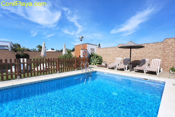 Chalet en alquiler en Conil con piscina.