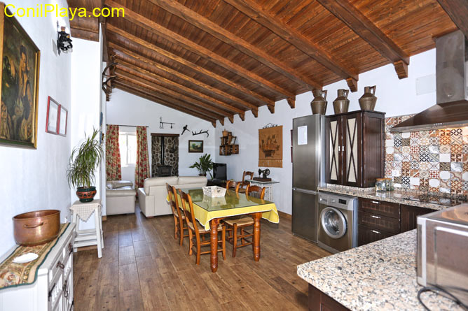 interior de la casa, cocina, comedor y salón al fondo