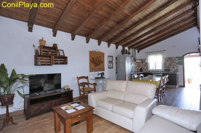 salón y mesa comedor al fondo con la cocina