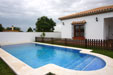 Estupendo chalet con piscina privada a la entrada de Conil. Jardin, porche, barbacoa. Mobiliario de Calidad.
Alquiler chalet con piscina privada en Conil