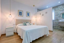 Estupendo chalet de lujo situado muy cerca de las calas de Conil. Amplia parcela rodeada de pinos, ideal para descansar en tranquilidad. Consta de 3 dormitorios con armarios empotrados, salón-cocina-comedor, 2 cuartos de baño y porche
Chalet de lujo de 3 dormitorios y capacidad para 6 personas.
