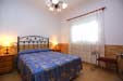 Estupendo chalet situado muy cerca de Conil, con piscina privada, barbacoa, porche. Consta de 4 dormitorios, salón - cocina - comedor, 2 cuartos de baño, porche cerrado, amplio jardín con césped y aparcamiento dentro de la parcela para 2 coches.
Chalet de 3 dormitorios y para 6 personas.