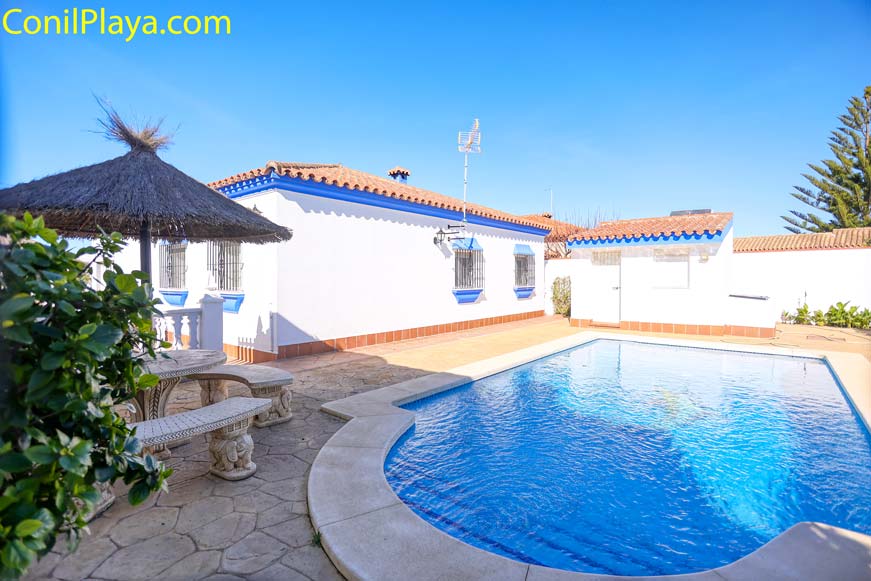 piscina del chalet en Conil