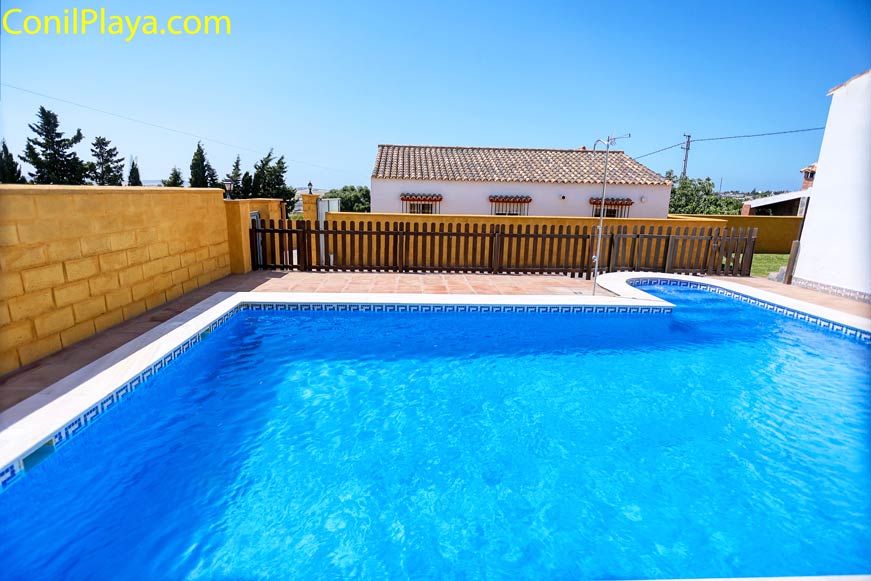 piscina del chalet en Conil de la Frontera