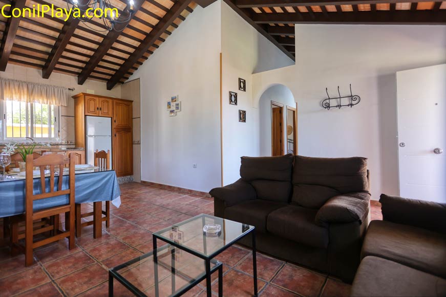 salón y mesa del comedor, al fondo la cocina