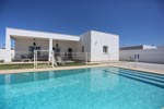 3 dormitorios,6 personas. Excelente chalet con piscina privada, barbacoa, jardí­n y aparcamiento privado en zona muy tranquila. A 3 minutos de la playa del Puntalejos en coche. 
