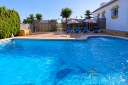 Se encuentra a pocos minutos de la playa, en una zona tranquila y bien comunicada. Tiene porche, barbacoa, aparcamiento privado. Amplio salón - cocina - comedor con chimenea, 3 dormitorios y 2 cuartos de baños.
Chalet con piscina con capacidad para 8 (o más) personas.