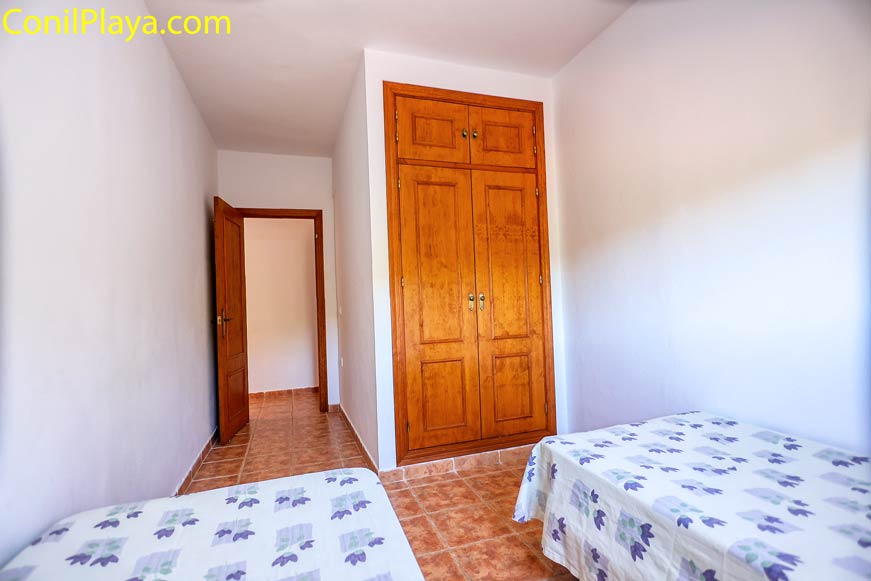 Dormitorio con 2 camas y armario empotrado